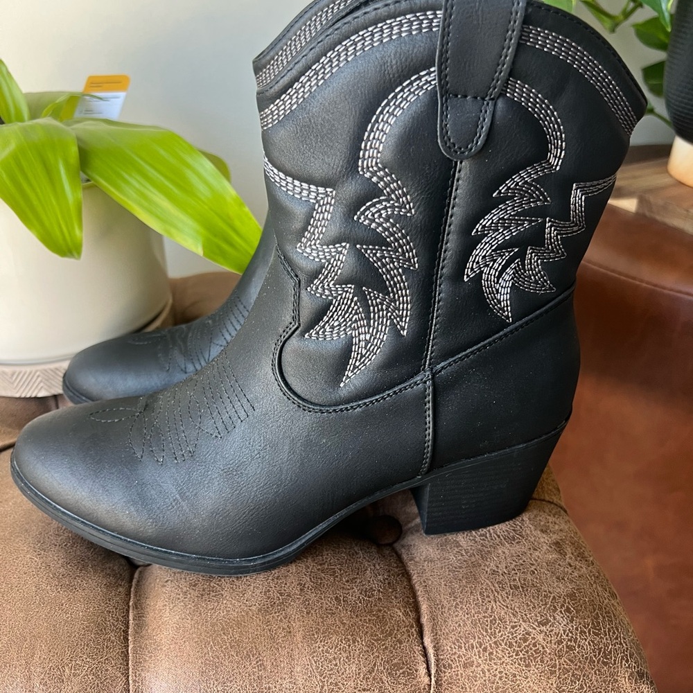 Global Win Black Western Ankle Boots with Contrast Stitching - Picture 3 of 7